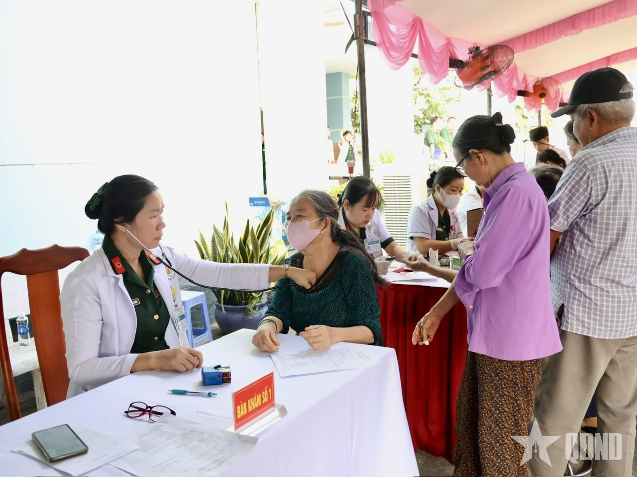 Bệnh viện Quân y 4 (Quân đoàn 34) khám sức khỏe miễn phí cho nhân dân